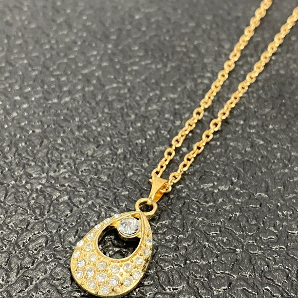 7/ $35 Peacock Teardrop Crystal Gold Necklace - Picture 3 of 3